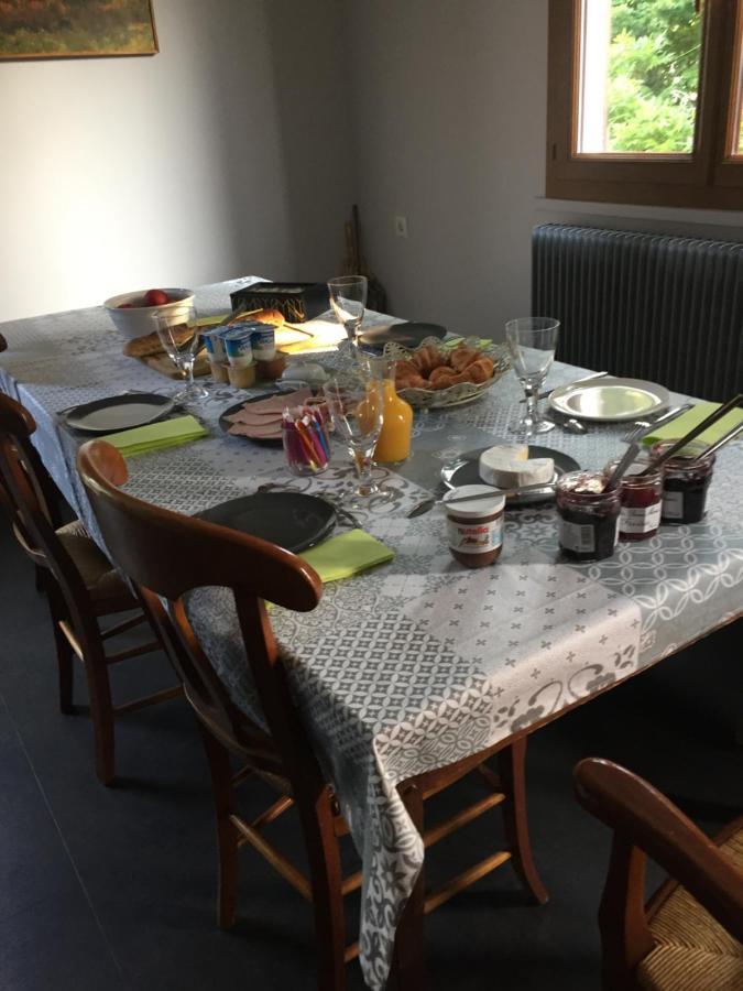 Sous La Tour Bed and Breakfast Agencourt Eksteriør billede
