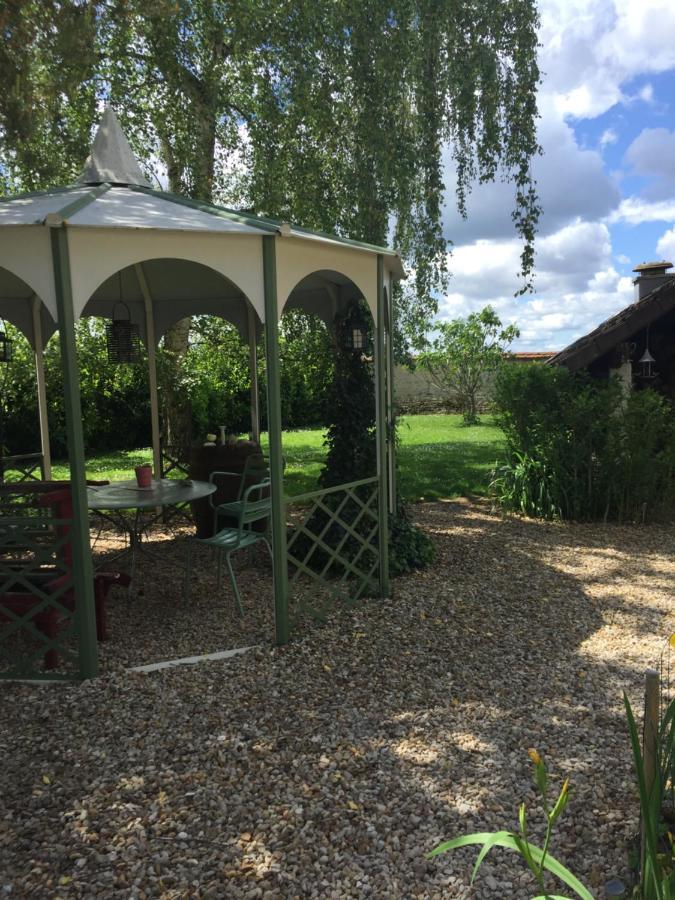 Sous La Tour Bed and Breakfast Agencourt Eksteriør billede